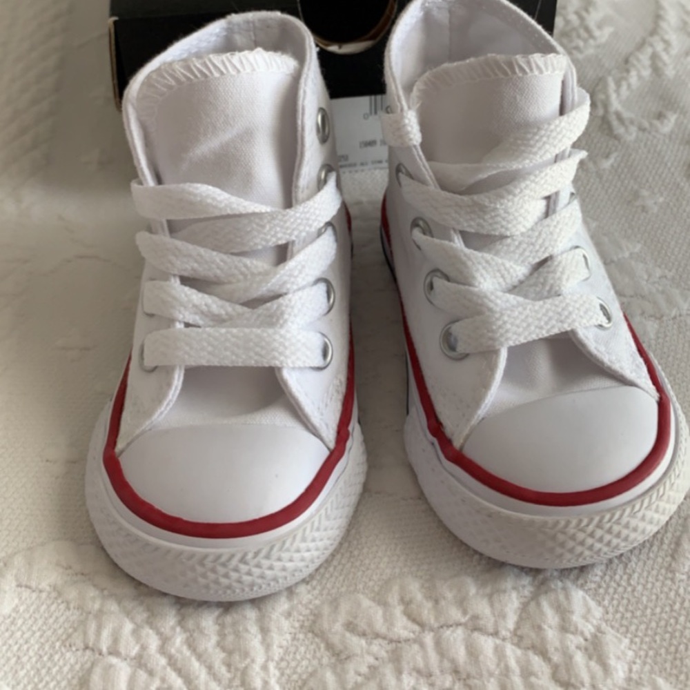Chuck Taylor converse tennis shoes